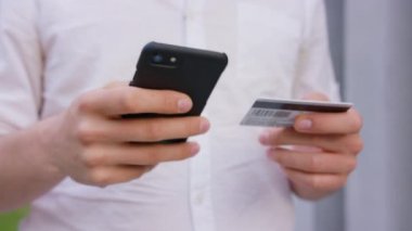 Cep telefonu açık havada kullanan bir adam