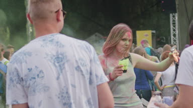 renkli holi festival süresince dans kutlama