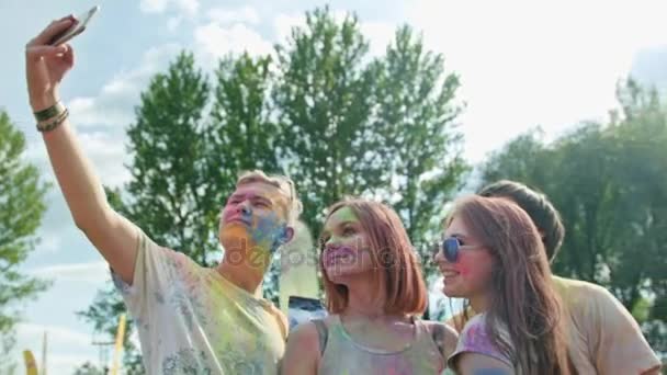 Festival Holi. Jóvenes tomando una selfie — Vídeo de stock