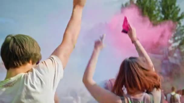 Праздники танцев во время цветного фестиваля Холи — стоковое видео