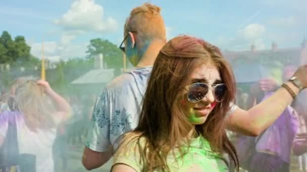 Giovani che si spalmano a vicenda con vernice in polvere — Video Stock