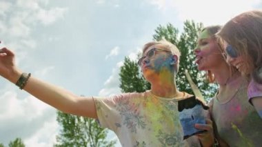 Holi Festivali. Bir Selfie alan genç insanlar