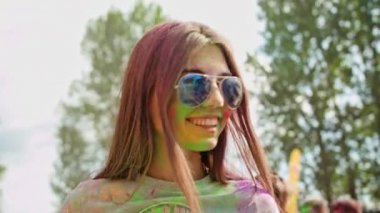 Genç Bayan toz boya ile bulaşmış