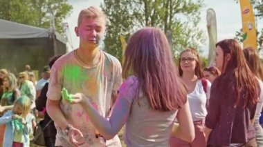 Gençlerin birbirlerini toz boya ile bulaşması