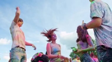 renkli holi festival süresince dans kutlama