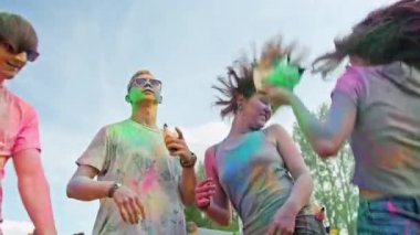 renkli holi festival süresince dans kutlama