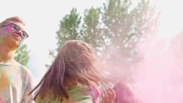 Jóvenes manchándose unos a otros con pintura en polvo — Vídeos de Stock