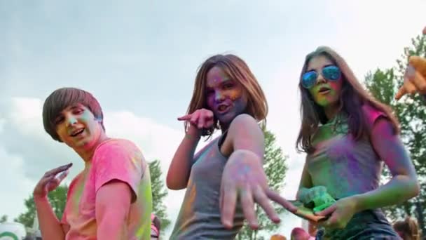 Feestvierders dansen tijdens de kleur holi festival — Stockvideo