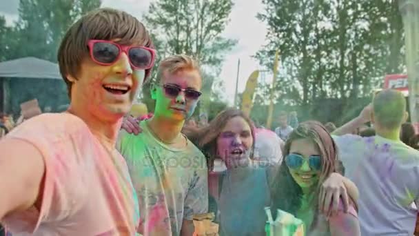 Holi Festival. Jongeren een Selfie — Stockvideo