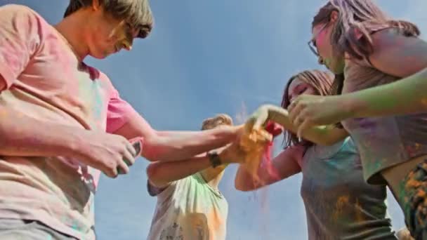 Feestvierders dansen tijdens de kleur holi festival — Stockvideo