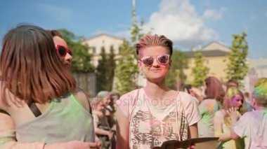 Renkli Holi Festival süresince sarılma kutlama