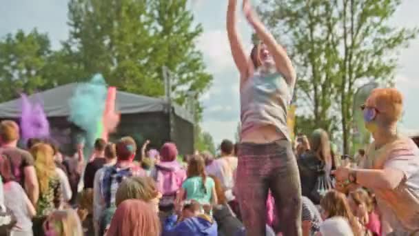 Celebrants taniec podczas festiwalu holi kolorów — Wideo stockowe