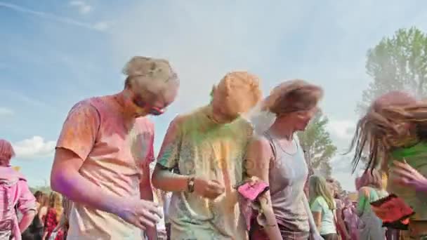 Holi Festival. Feestvierders afschudden poeder verf — Stockvideo