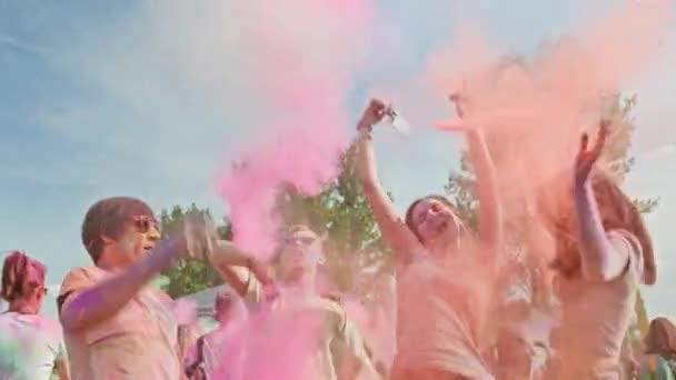 Celebrants 색상의 Holi 축제 동안 춤 — 비디오