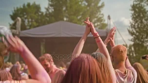 Perayaan menari selama Festival Holi warna — Stok Video