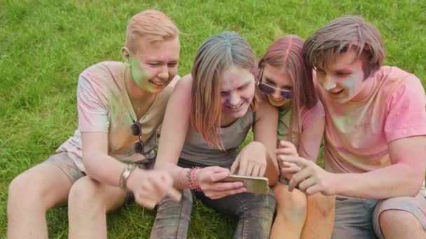 Holi festivalen Celebrants titta på foton på telefon — Stockvideo