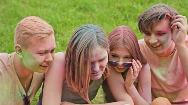 Holi festivalen Celebrants titta på foton på telefon — Stockvideo