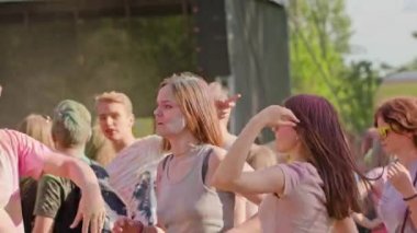 renkli holi festival süresince dans kutlama