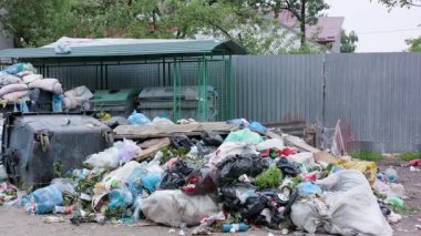 Çöp torbaları şehrin yığınları