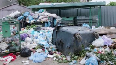 Çöp torbaları şehrin yığınları