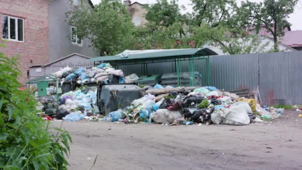 Montones de bolsas de basura en la ciudad — Vídeo de stock