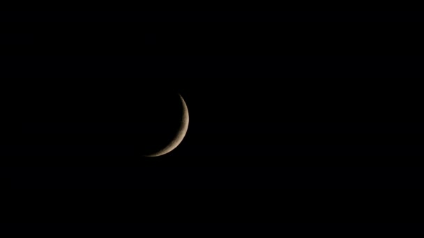 Nouvelle lune dans le ciel noir aigu — Video