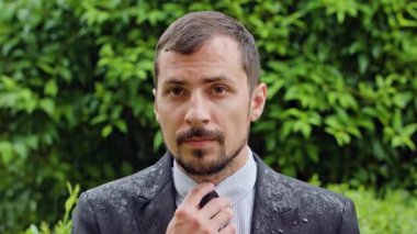 Genç adam yağmurda ayakta sakallı