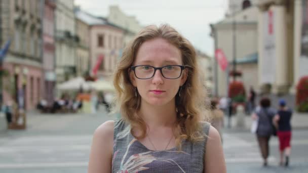 Een jonge roodharige dame glimlachen naar de Camera — Stockvideo