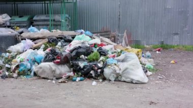 Çöp torbaları şehrin yığınları