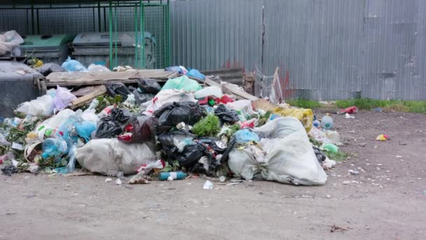 Stapels van vuilniszakken in de stad — Stockvideo