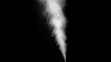 Siyah arka plan üzerine beyaz su buharı