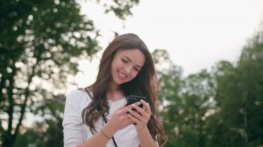 Cep telefonu açık havada kullanarak güzel bir esmer