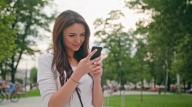Cep telefonu açık havada kullanarak güzel bir esmer