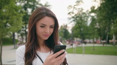 Cep telefonu açık havada kullanarak güzel bir esmer