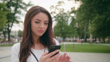 Cep telefonu açık havada kullanarak güzel bir esmer