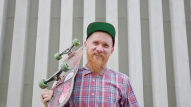 Readhead Hipster şapkalı bir kaykay ile