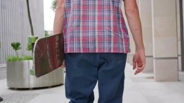 Readhead Hipster şapkalı bir kaykay ile