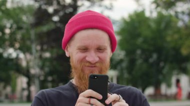 Elinde bir Smartfone ile Readhead Hipster