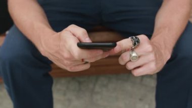 Elinde bir Smartfone ile Readhead Hipster