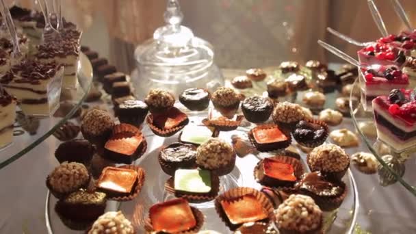 Delicioso casamento recepção doces mesa de sobremesa — Vídeo de Stock