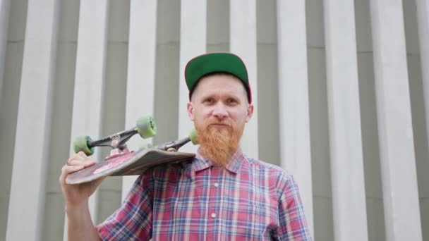 Readhead bokové v klobouku s Skateboard — Stock video