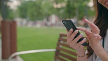 Cep telefonu açık havada kullanarak güzel bir esmer