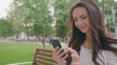 Cep telefonu açık havada kullanarak güzel bir esmer