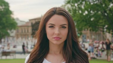 Kameraya bakarak bir zarif kadın