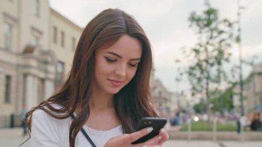 Cep telefonu açık havada kullanarak güzel bir esmer