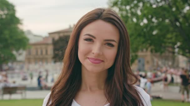 Une jeune femme élégante regardant la caméra — Video