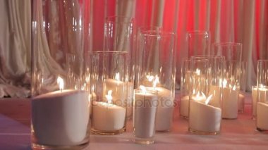 Beyaz kumaş ile katta cam mum