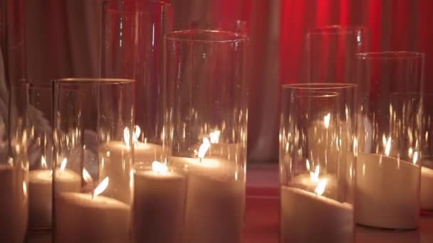 Candele in vetro a terra con tessuto bianco — Video Stock