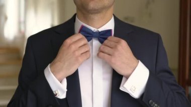 Adam bir boyun ve düğmeleri ceket papyon giderir