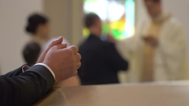 Mains jointes de l'homme s'agenouillant à Pew dans l'église — Video